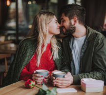 Pareja celebrando San Valentín